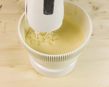 ahşap arka plan üzerinde krem karıştırma