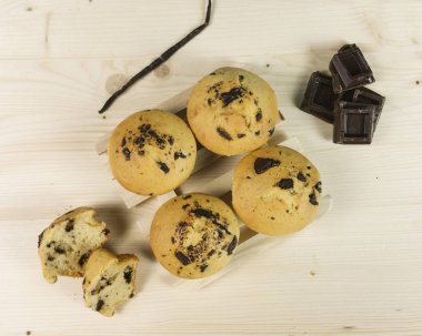 Kek çikolata damla ve vanilya çekirdeği üzerinde ahşap arka plan - üstten görünüm