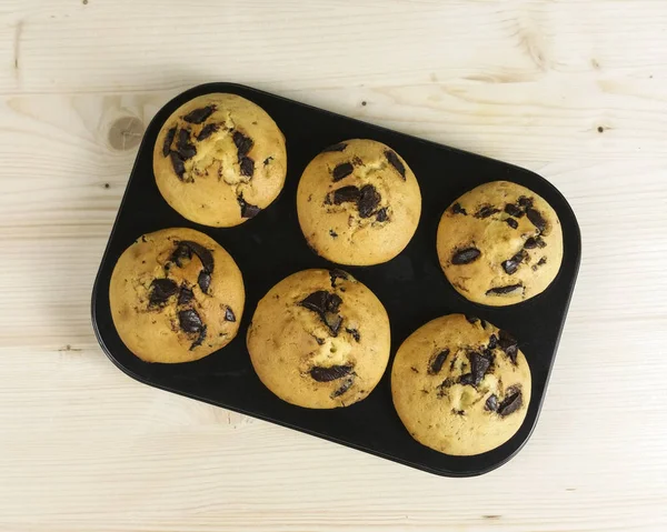 Muffin Con Gotas Chocolate Bandeja Para Hornear Sobre Fondo Madera Fotos de stock