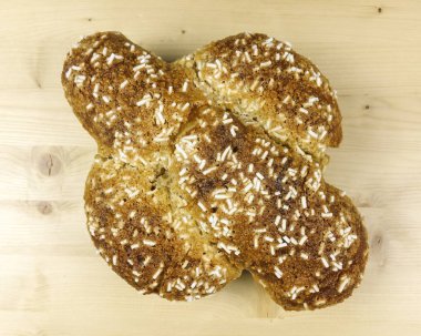 Paskalya kek ve renkli yumurta üstten görünüm güvercin