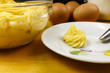 Ahşap arka plan - üstten görünüm üzerinde bir kapta krem pasta