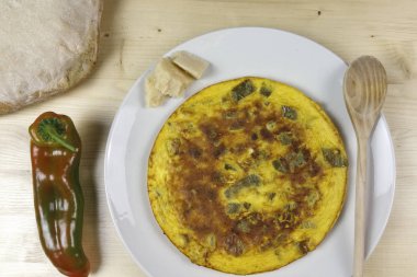 Omlet ahşap arka plan - üstten görünüm üzerinde biber ile