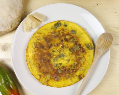 Omlet ahşap arka plan - üstten görünüm üzerinde biber ile