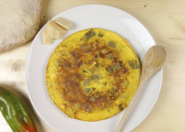 Omlet ahşap arka plan - üstten görünüm üzerinde biber ile