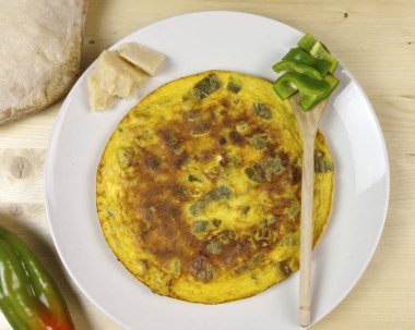 Omlet ahşap arka plan - üstten görünüm üzerinde biber ile