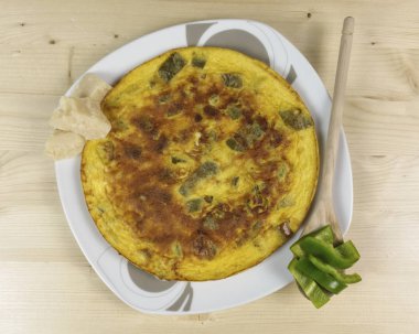 Omlet ahşap arka plan - üstten görünüm üzerinde biber ile