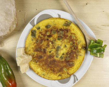 Omlet ahşap arka plan - üstten görünüm üzerinde biber ile
