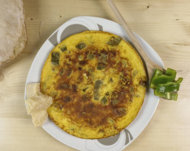 Omlet ahşap arka plan - üstten görünüm üzerinde biber ile