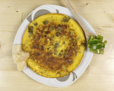 Omlet ahşap arka plan - üstten görünüm üzerinde biber ile
