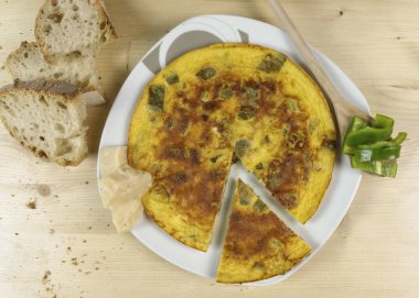 Omlet ahşap arka plan - üstten görünüm üzerinde biber ile