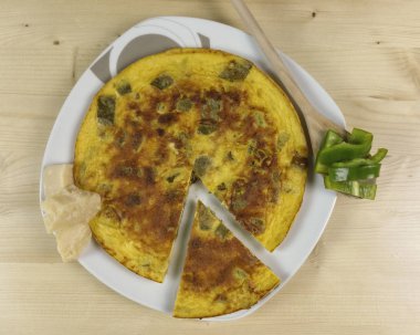 Omlet ahşap arka plan - üstten görünüm üzerinde biber ile