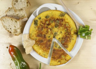 Omlet ahşap arka plan - üstten görünüm üzerinde biber ile