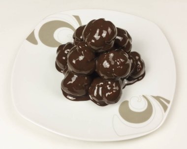 Profiterol beyaz arka planda - üstten görünüm