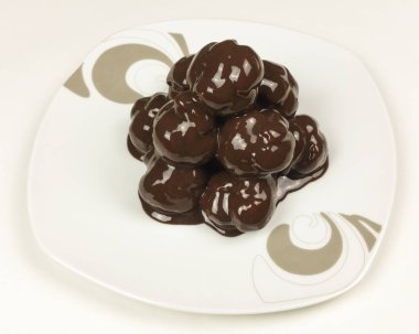 Profiterol beyaz arka planda - üstten görünüm