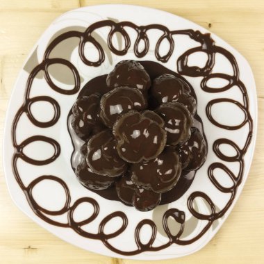 Profiterol ahşap arka plan - üstten görünüm