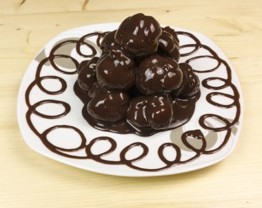 Profiterol ahşap arka plan - üstten görünüm