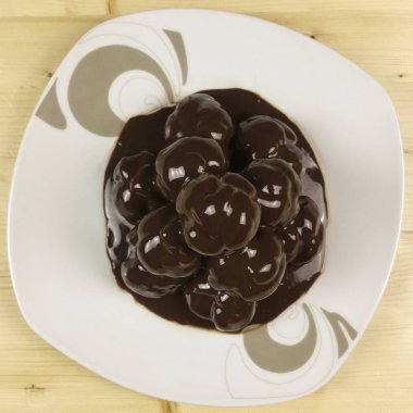 Profiterol ahşap arka plan - üstten görünüm