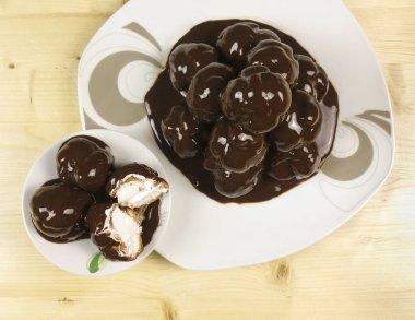 Profiterol ahşap arka plan - üstten görünüm