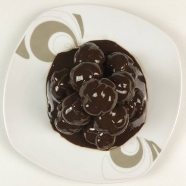 Profiterol beyaz arka planda - üstten görünüm