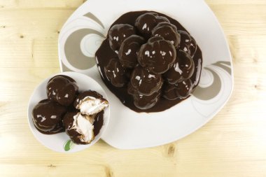 Profiterol ahşap arka plan - üstten görünüm