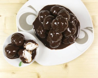 Profiterol ahşap arka plan - üstten görünüm