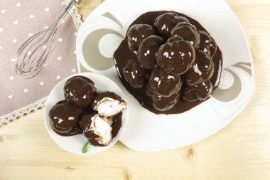 Profiterol ahşap arka plan - üstten görünüm
