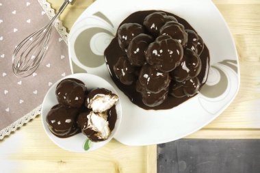 Profiterol ahşap arka plan - üstten görünüm