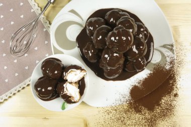 Profiterol ahşap arka plan - üstten görünüm