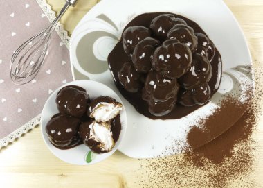 Profiterol ahşap arka plan - üstten görünüm