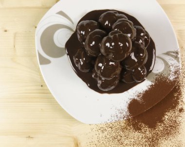 Profiterol ahşap arka plan - üstten görünüm