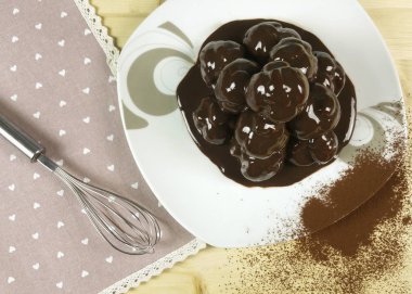 Profiterol ahşap arka plan - üstten görünüm