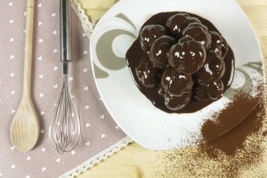 Profiterol ahşap arka plan - üstten görünüm