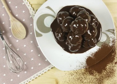 Profiterol ahşap arka plan - üstten görünüm