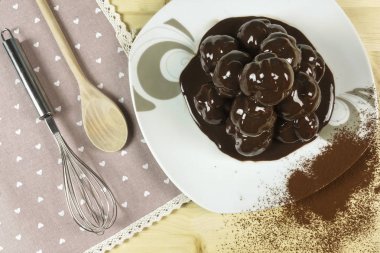 Profiterol ahşap arka plan - üstten görünüm