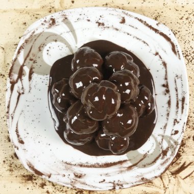 Profiterol ahşap arka plan - üstten görünüm