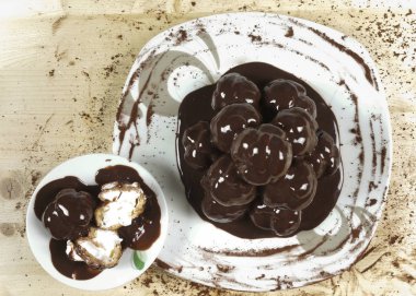 Profiterol ahşap arka plan - üstten görünüm