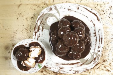 Profiterol ahşap arka plan - üstten görünüm