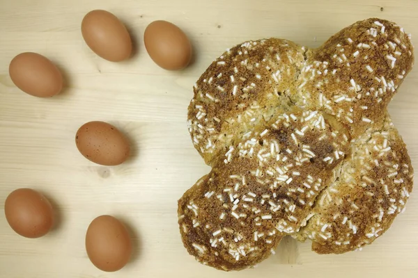Ostertaubenkuchen Und Bunte Eier Von Oben — Stockfoto