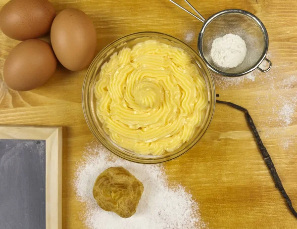 Teigcreme Schüssel Auf Holzhintergrund Ansicht Von Oben — Stockfoto