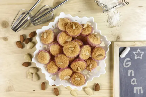Kue Dengan Kelapa Dan Tepung Almond Latar Belakang Kayu Top — Stok Foto