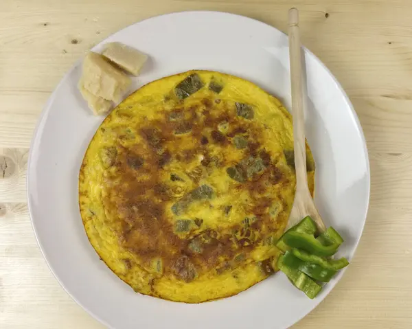 Omlet ahşap arka plan - üstten görünüm üzerinde biber ile