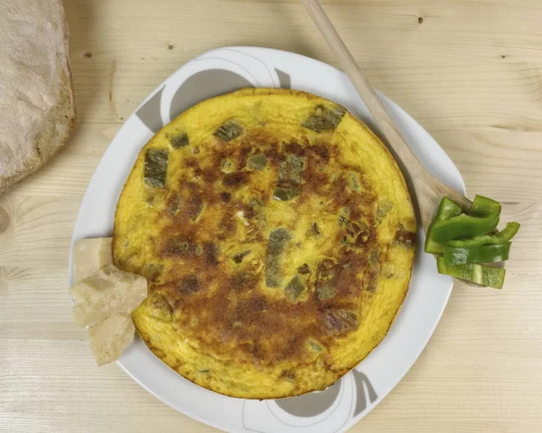 Omlet ahşap arka plan - üstten görünüm üzerinde biber ile