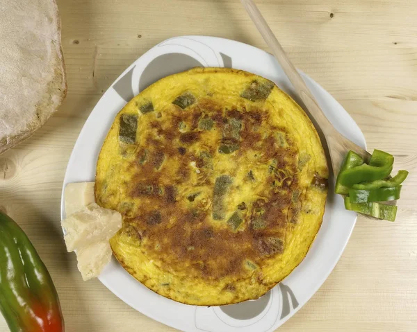 Omlet ahşap arka plan - üstten görünüm üzerinde biber ile