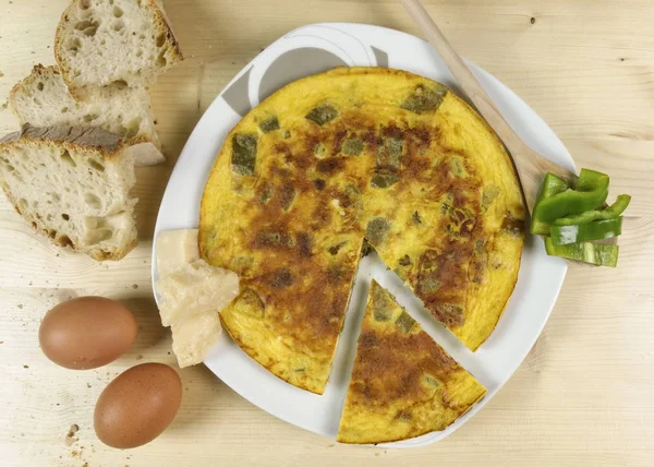 Omlet ahşap arka plan - üstten görünüm üzerinde biber ile