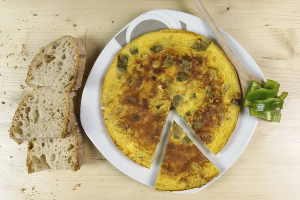 Omlet ahşap arka plan - üstten görünüm üzerinde biber ile