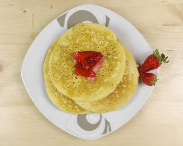 Pfannkuchen Und Erdbeeren Auf Holz Hintergrund Draufsicht — Stockfoto