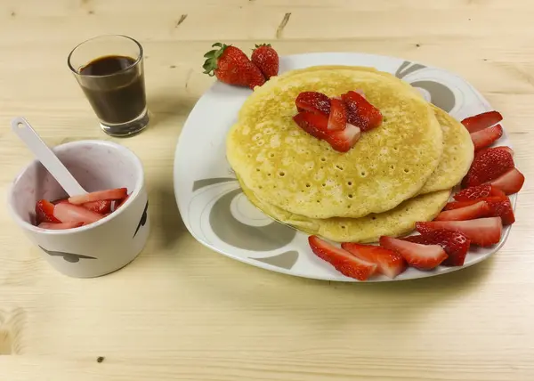 Pfannkuchen Und Erdbeeren Auf Holz Hintergrund Draufsicht — Stockfoto