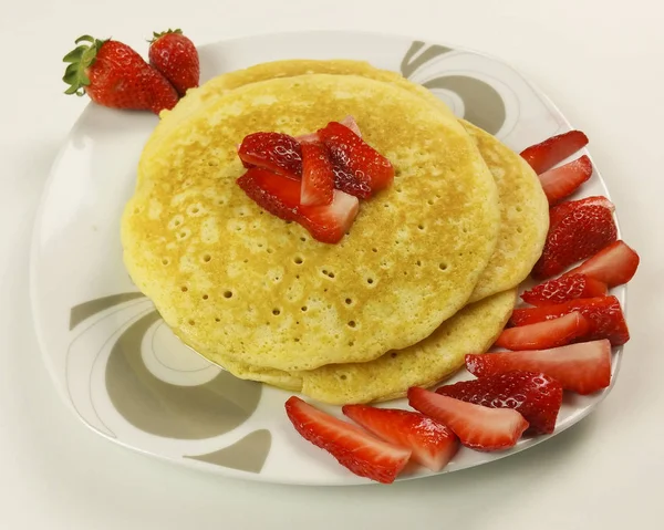 Pfannkuchen Und Erdbeeren Auf Weißem Hintergrund Draufsicht — Stockfoto