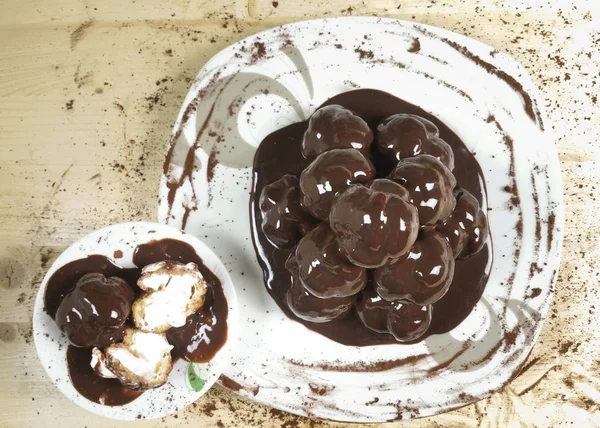 Profiterol ahşap arka plan - üstten görünüm