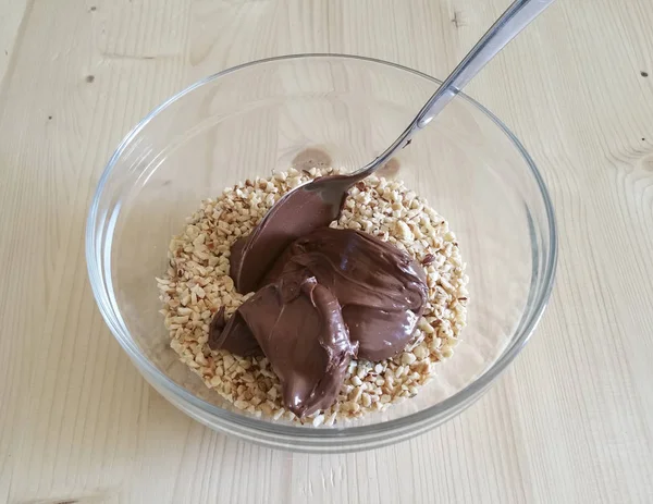 Schokoladencreme Und Gehackte Haselnüsse Einer Schüssel Auf Holzgrund — Stockfoto